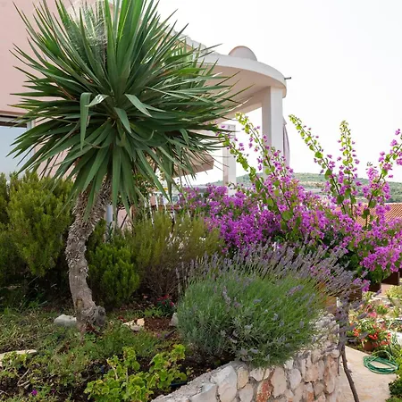 Mira Villa